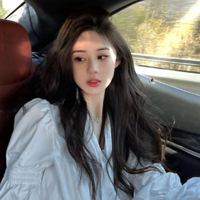 挥著翅膀的女孩